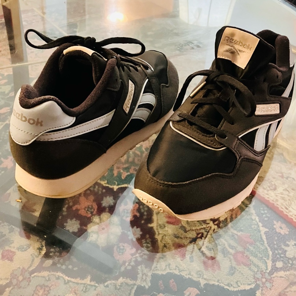 Reebok Ultra Flash Women’s Sz 10 running sneaker in a black and white colorway.